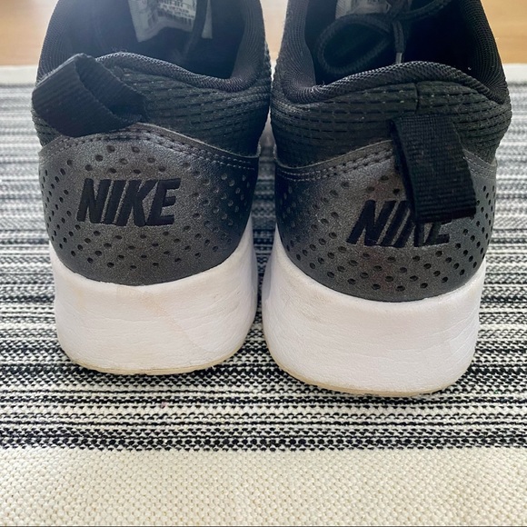 NIKE women’s black sneaker athletic shoe size 7 - Picture 4 of 6